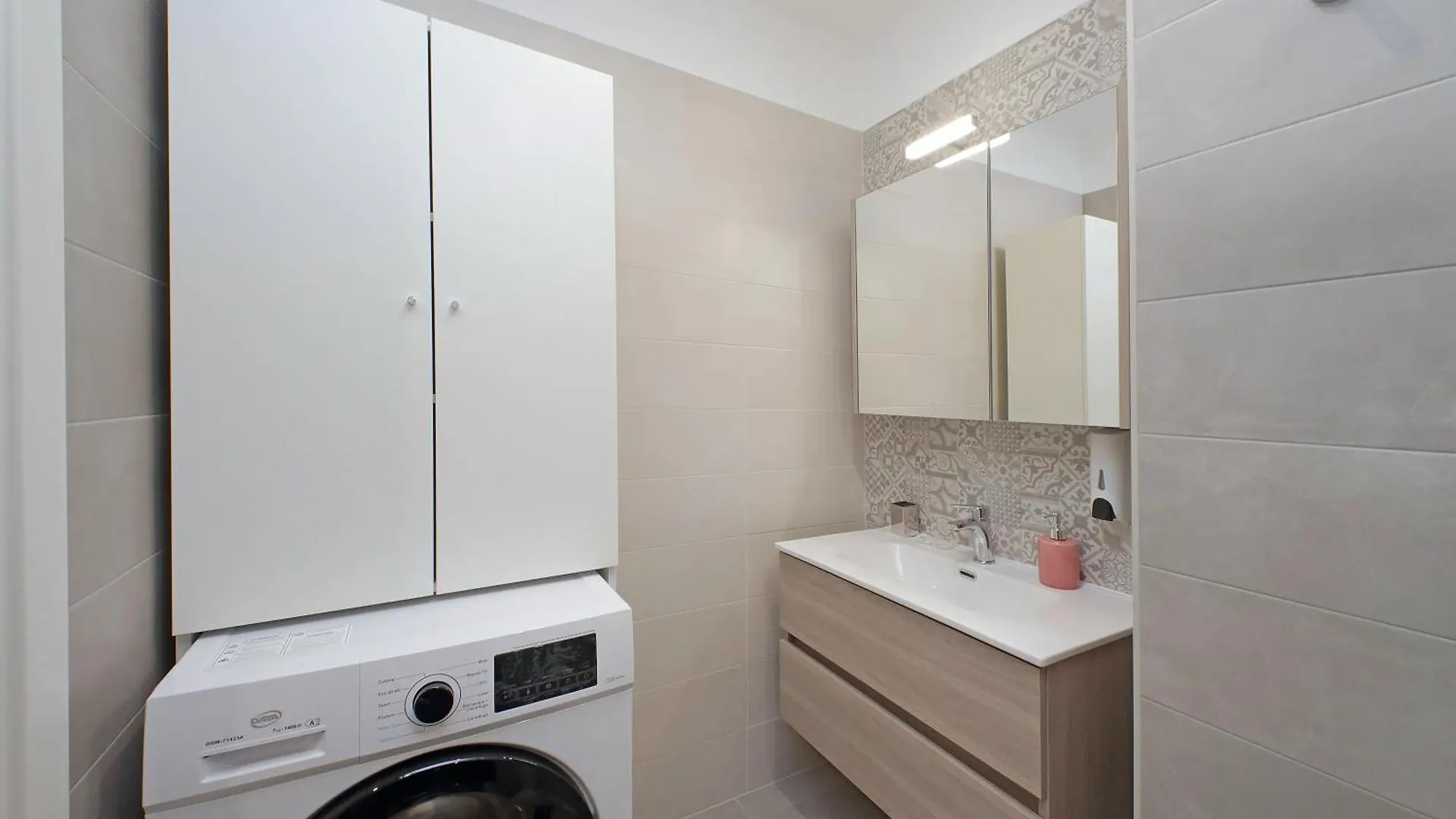 Ych- Bagnera Suites Rome 0*,  Italy